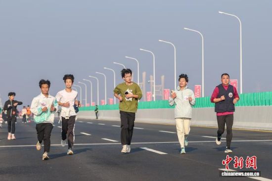 跑步爱好者从隆兴大桥上跑过。 跑步爱好者从隆兴大桥上跑过。