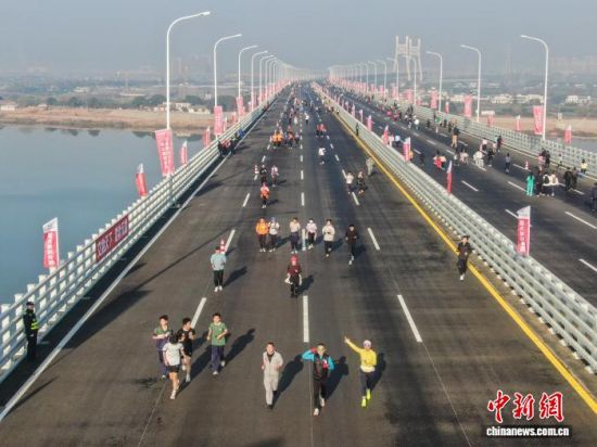 跑步爱好者从隆兴大桥上跑过。 跑步爱好者从隆兴大桥上跑过。