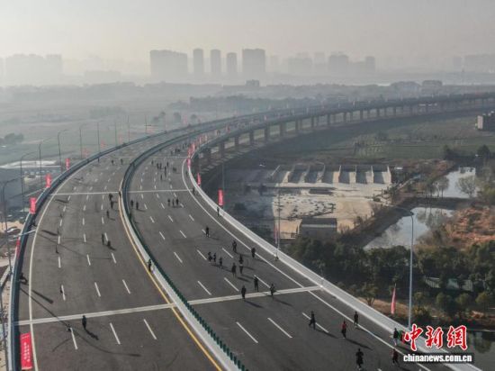 跑步爱好者从隆兴大桥上跑过。 跑步爱好者从隆兴大桥上跑过。