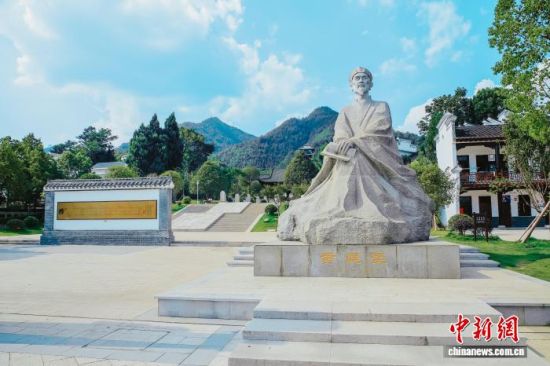 图为黄庭坚石像。修水县融媒体中心供图 图为黄庭坚石像。修水县融媒体中心供图