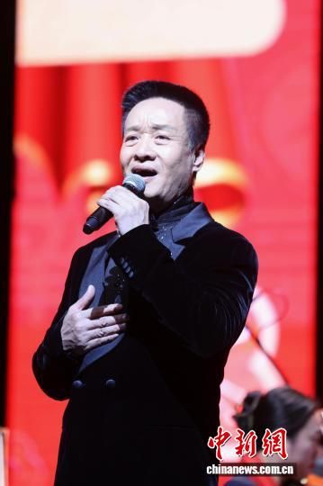 中国内地男高音歌唱演员阎维文正在演唱。 中国内地男高音歌唱演员阎维文正在演唱。