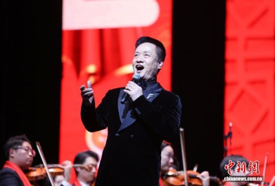 12月28日,江西南昌,中国内地男高音歌唱演员阎维文正在演唱。中新社记者 刘占昆 摄 12月28日,江西南昌,中国内地男高音歌唱演员阎维文正在演唱。中新社记者 刘占昆 摄