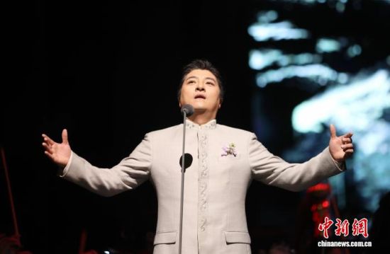 12月28日,江西南昌,中国内地男高音歌唱演员黄训国正在演唱。中新社记者 刘占昆 摄 12月28日,江西南昌,中国内地男高音歌唱演员黄训国正在演唱。中新社记者 刘占昆 摄