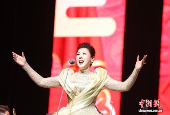 12月28日,江西南昌,中国内地女高音歌唱演员王喆正在演唱。中新社记者 刘占昆 摄 12月28日,江西南昌,中国内地女高音歌唱演员王喆正在演唱。中新社记者 刘占昆 摄