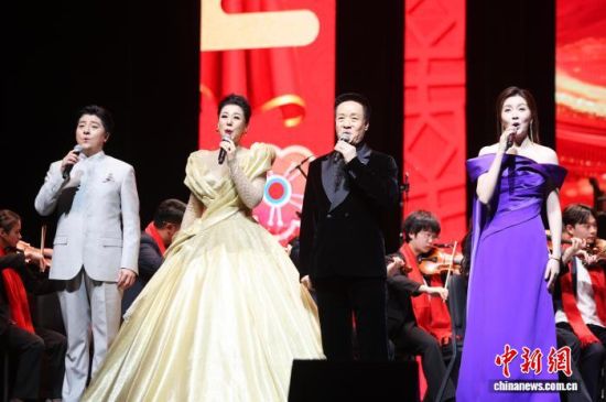 12月28日,江西南昌,中国内地歌唱演员阎维文(右二)、王喆(左二)、黄训国(左一)、付芮(右一)正在演唱。中新社记者 刘占昆 摄 12月28日,江西南昌,中国内地歌唱演员阎维文(右二)、王喆(左二)、黄训国(左一)、付芮(右一)正在演唱。中新社记者 刘占昆 摄