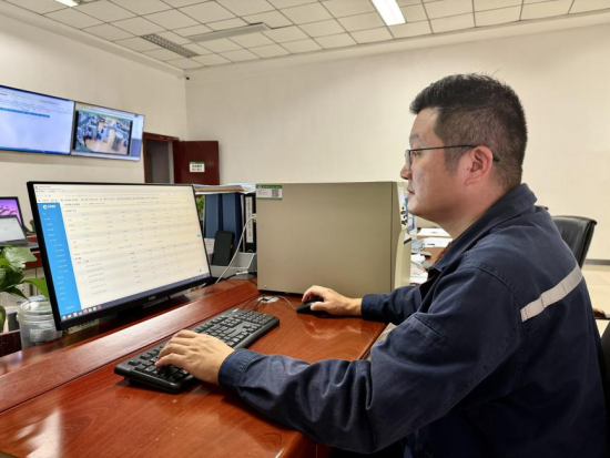 图为该厂生产管理员正在行业调控工业卷烟打扫码系统中进行码段排产 图为该厂生产管理员正在行业调控工业卷烟打扫码系统中进行码段排产
