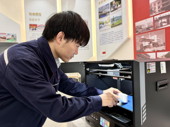 图为该厂新进职工冯凯正在使用3D打印机制作设备零配件 图为该厂新进职工冯凯正在使用3D打印机制作设备零配件