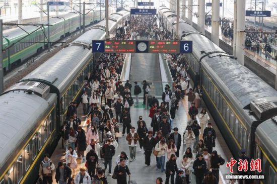 12月31日,江西南昌站,旅客从站台上走过。中新社记者 刘力鑫 摄 12月31日,江西南昌站,旅客从站台上走过。中新社记者 刘力鑫 摄