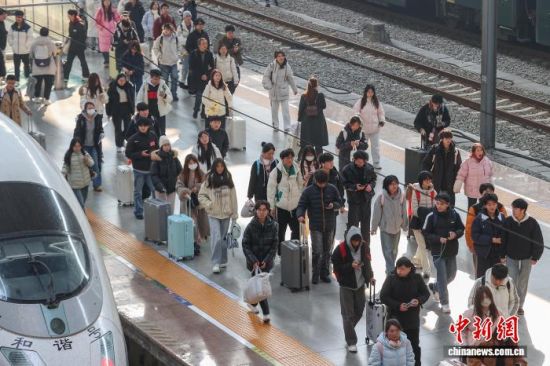 12月31日,江西南昌站,旅客从站台上走过。中新社记者 刘力鑫 摄 12月31日,江西南昌站,旅客从站台上走过。中新社记者 刘力鑫 摄