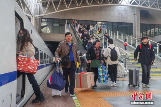 12月31日,江西南昌站,旅客从站台上走过。中新社记者 刘力鑫 摄 12月31日,江西南昌站,旅客从站台上走过。中新社记者 刘力鑫 摄