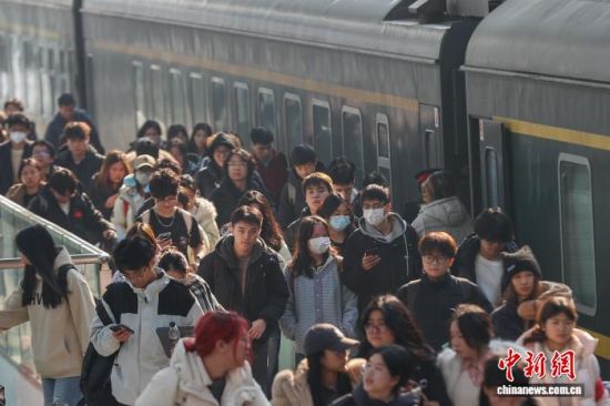 12月31日,江西南昌站,旅客从站台上走过。中新社记者 刘力鑫 摄 12月31日,江西南昌站,旅客从站台上走过。中新社记者 刘力鑫 摄