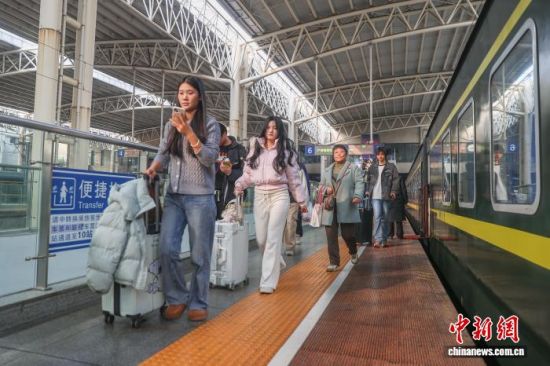 12月31日,江西南昌站,旅客从站台上走过。中新社记者 刘力鑫 摄 12月31日,江西南昌站,旅客从站台上走过。中新社记者 刘力鑫 摄