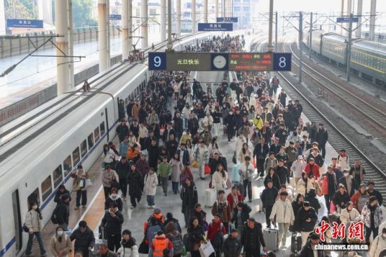 图为1月3日,江西南昌站,旅客从站台上走过。刘力鑫 摄 图为1月3日,江西南昌站,旅客从站台上走过。刘力鑫 摄