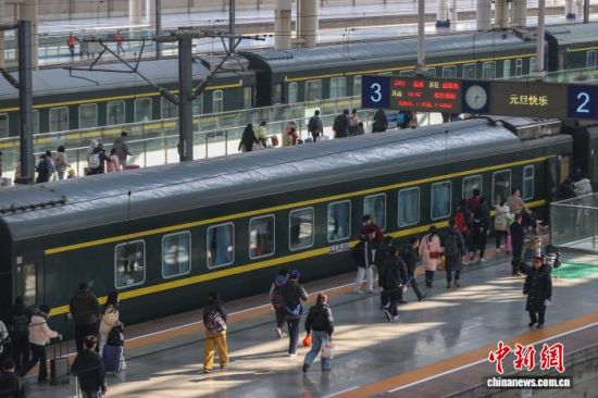 图为1月3日,江西南昌站,旅客从站台上走过。刘力鑫 摄 图为1月3日,江西南昌站,旅客从站台上走过。刘力鑫 摄