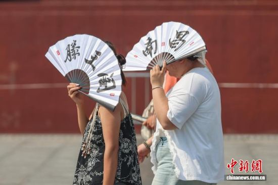 2025年10月11日,江西南昌迎来高温天气,民众拿着扇子遮挡阳光。(资料图)刘力鑫 摄.jpeg 2025年10月11日,江西南昌迎来高温天气,民众拿着扇子遮挡阳光。(资料图)刘力鑫 摄.jpeg