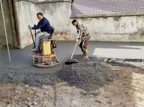 ͼʩ����Ա���ڽ��š�������������ƽ�����桢����ˮ��ȣ��Խ���һ����΢С�Ҹ��㳡����ӭ������ ��ͼ��