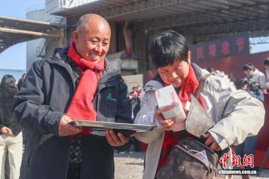 1��9�գ������ϲ������أ�2026������ũ�����ս��ֳ���ũ��Ц�Ű��յ������ս��ֽ�װ����������� ��