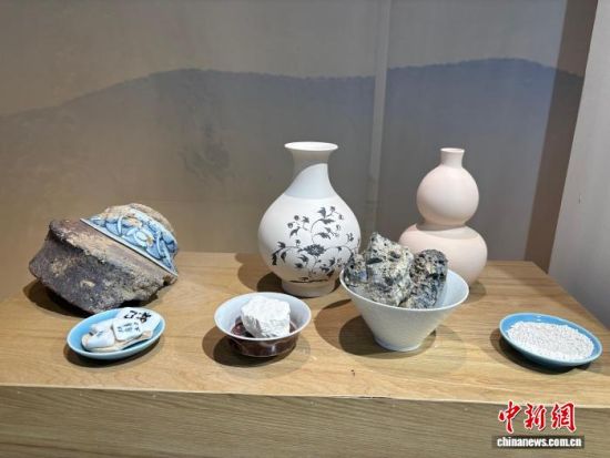 2025年12月11日,在江西省景德镇市的一间陶瓷工作室内,展示着青花瓷的素坯与原料。中新社记者 李韵涵 摄 2025年12月11日,在江西省景德镇市的一间陶瓷工作室内,展示着青花瓷的素坯与原料。中新社记者 李韵涵 摄