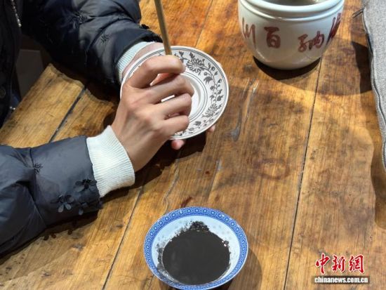 2025年12月11日,蔡文娟正在工作室内绘青花。中新社记者 李韵涵 摄 2025年12月11日,蔡文娟正在工作室内绘青花。中新社记者 李韵涵 摄