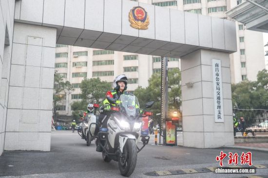 �ϲ��й����ֽ�ͨ����֧�Ӻ��̲���Ů���������2021�������12����Ա���ǡ�90�󡱡�00�󡱣�ƽ������168cm����ʻ�ش�432��ľ���Ħ�С�ͼΪ1��10���峿��Ů������Ӳμ���֧�Ӿ���ڵ���������ʽ��׼���ݳ�����Ͻ����������һ���ִ�ڹ�����