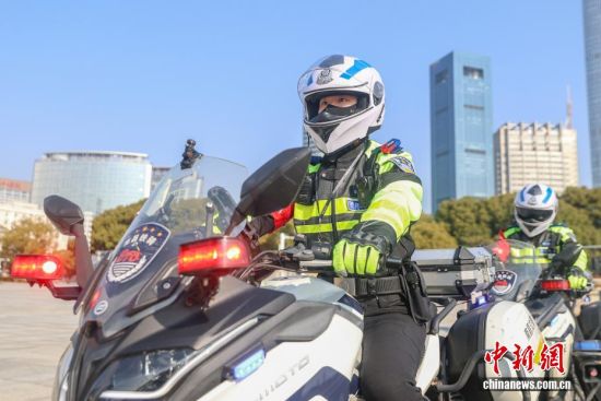 ��֧Ů���������Ů�����е��׺�����չ΢ЦȰ�������Ĺ�ͨ���Ը��Ტ�õķ�ʽ��Ч��±�����ͼΪ1��8�գ�Ů������Ӷ�Աʢ��ޱ�Ͷ���׼��������·����ʼѲ�߹���������Ħ�жԼ�ʻ�˵�Ҫ��ܸߣ���ЩŮ������Ӷ�Ա����ʽ�ϸ�ǰ�����������ϸ�ĸ�����ѵ��