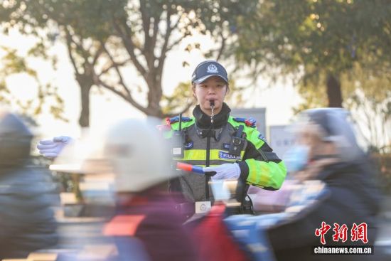 ά�����е�·��ͨ�����ػ�����ƽ���ؼ�·������ȺŮ�������Ա�����ص���Ը��ͼΪ1��7�գ���߷�ʱ�䣬Ů������Ӷ�Աʢ��ޱ��һ·��ִ�ڡ�Ů�������ȫ�����ݣ���Ա���ָڳ��ڣ������߷�ʱ��ִ�������ǵĻ�������֮һ��