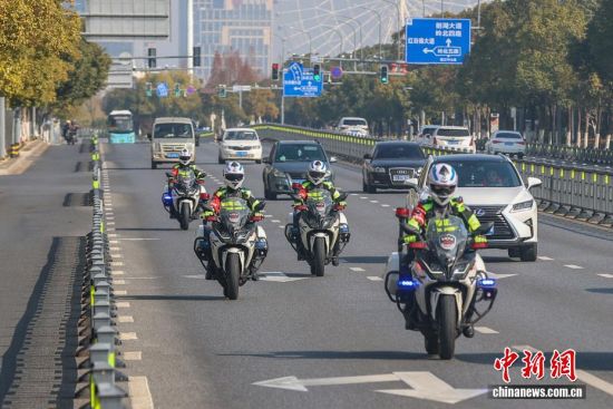 1��8�գ�Ů��������ڵ�·��Ѳ�ߣ�ÿ��ƽ��ʱ������Ҫ��·Ѳ��Լ��Сʱ�����Է��ֵ���΢��·��ͨΥ����Ϊ����Ȱ������·��ȫ��������ʱ�ϱ������ø����������ȡ�