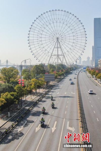 1��8�գ�Ů�������Ѳ��ʱ�����ϲ��еر��Խ������ϲ�֮�ǡ�Ħ���ָ����ĵ�·��ʻ����