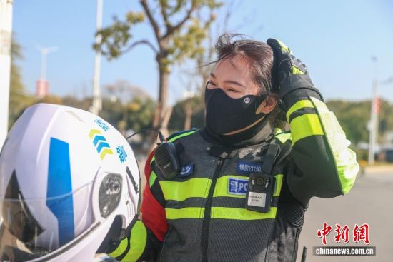 1��8�գ�Ů������Ӷ�Ա����¶����һ��Ѳ�������ȡ��ͷ��׼����Ϣһ�ᡣÿ���ﳵ��·�ϣ���Ů������Ӷ�Ա���Զ�������������ϵĸ�ǿ�����ġ�