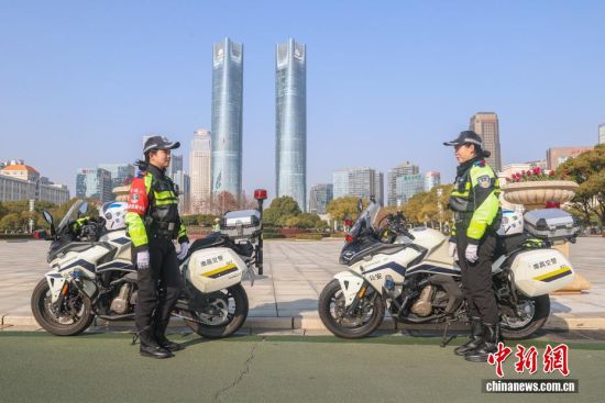 1��8�գ�Ů������Ӷ�Ա���٣�ͼ�󣩺ͻƾ�꣨ͼ�ң��ѳ�ͣ��·�ߣ��໥���Է��������Ǳ���׼����ʼ����Ѳ�߹�����