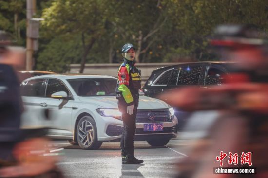 1��8�գ����߷�ʱ�䣬Ů������Ӷ�Ա������һ·��ִ�ڡ�Ů������������߷���·��ִ�ڸ�1����Сʱ��������ĩ�ڼ��ջ��ش��ڵ㣬ʱ�仹���ӳ���