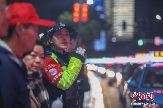 1��8�գ���ˮ�㳡����Ȫ���ݽ�����Ů������Ӷ�Ա��������·��ִ�ڡ������ճ����й����⣬Ů������ӻ�Ҫ֧Ԯ�����ش���