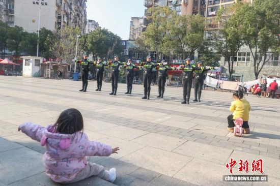 1��8�գ�Ů���������פ���ſڵĹ㳡�Ͽ�չ�������Ʋ�ѵ��ʱ������С���ѹۿ���Ů������ӳ����ճ������⣬Ҳ���ÿ���ʱ�俪չ����ѵ���������ڿ�չ��ͨ��ȫ�����ȡ�