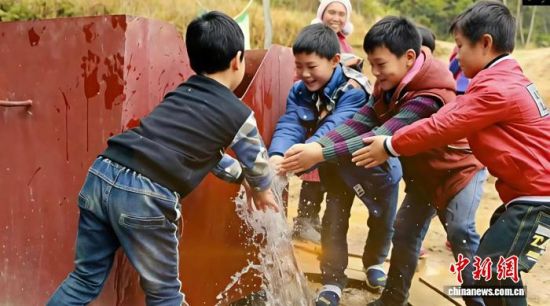 图为正在用矿泉水洗手的夏潭村儿童。 赣县区融媒体中心供图 图为正在用矿泉水洗手的夏潭村儿童。 赣县区融媒体中心供图