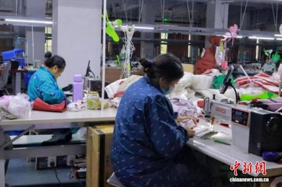 ͼΪ��®ɽ�й�ҵ԰�����ں�԰��һ�ҷ�װ��ҵ�Ĺ������ڹ������������� ��