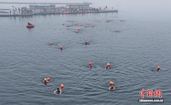 1月18日,2026年庐山西海首届冬泳比赛在江西庐山西海风景区举行。主办方供图.jpg 1月18日,2026年庐山西海首届冬泳比赛在江西庐山西海风景区举行。主办方供图.jpg