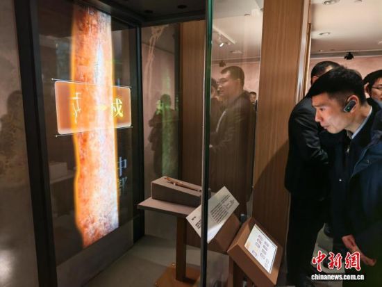 1月19日,“修学好古 实事求是——典籍里的书院”展览开幕式在中国国家图书馆举行,图为嘉宾现场观看“教戍”甲骨。 中新社记者 应妮 摄.jpg 1月19日,“修学好古 实事求是——典籍里的书院”展览开幕式在中国国家图书馆举行,图为嘉宾现场观看“教戍”甲骨。 中新社记者 应妮 摄.jpg