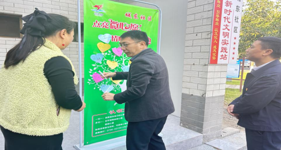 图为遂川烟草党员干部认领群众“微心愿” 图为遂川烟草党员干部认领群众“微心愿”