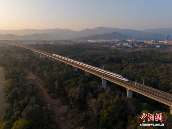 图为江西南昌,高铁列车飞驰而过。(资料图)王志鑫 摄.jpg 图为江西南昌,高铁列车飞驰而过。(资料图)王志鑫 摄.jpg