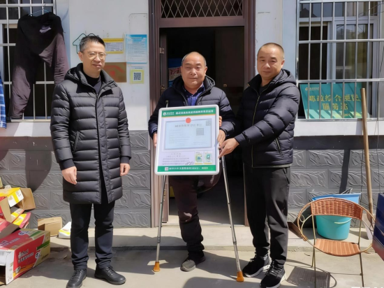 ͼΪ�������̲�ר���ֹ�����Ա��С�ơ���С��Ϊ�м����ۿͻ����촺��֤����