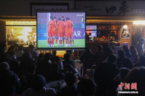 ͼΪ1��24�գ������ϲ����̲��һ�ư��ſڵı���ֱ���ֳ��������ڹ�������������� ������ ��