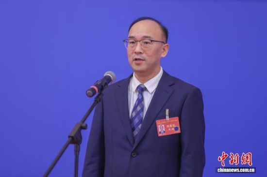 1月27日,在江西省十四届人大四次会议“厅长通道”上,江西省住房和城乡建设厅党组书记、厅长黄俊答记者问。刘力鑫 摄 1月27日,在江西省十四届人大四次会议“厅长通道”上,江西省住房和城乡建设厅党组书记、厅长黄俊答记者问。刘力鑫 摄