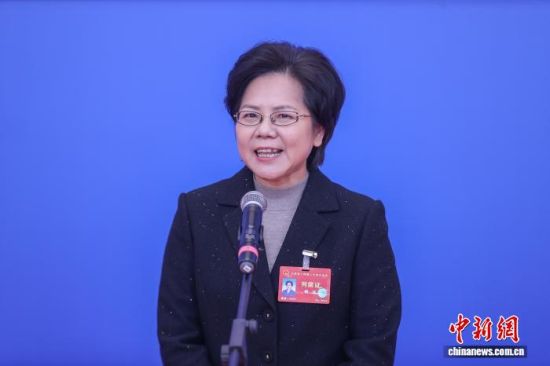 1月29日,江西省委宣传部副部长,江西省文旅厅党组书记、厅长梅亦在江西两会“厅长通道”上回答记者提问。刘力鑫 摄 1月29日,江西省委宣传部副部长,江西省文旅厅党组书记、厅长梅亦在江西两会“厅长通道”上回答记者提问。刘力鑫 摄