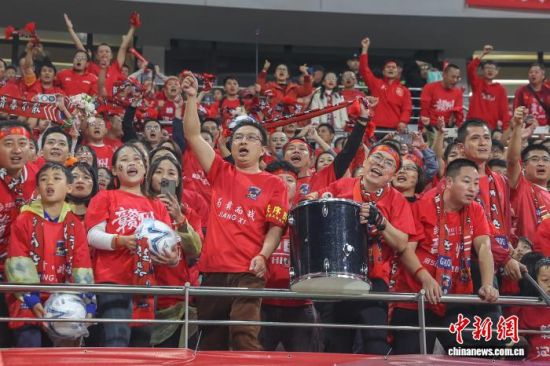 2025年11月2日,江西省赣州市全民健身中心,赣州队坐镇主场1比0战胜宜春队,并以总决赛两回合3比0的总比分战胜宜春队,夺得2025年江西省城市足球超级联赛(简称“赣超”)冠军。 刘力鑫 摄 2025年11月2日,江西省赣州市全民健身中心,赣州队坐镇主场1比0战胜宜春队,并以总决赛两回合3比0的总比分战胜宜春队,夺得2025年江西省城市足球超级联赛(简称“赣超”)冠军。 刘力鑫 摄