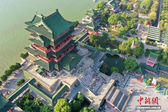 2025年10月5日,国庆中秋假期,位于江西南昌赣江之畔的江南名楼滕王阁吸引众多游客参观。 记者 刘占昆 摄 2025年10月5日,国庆中秋假期,位于江西南昌赣江之畔的江南名楼滕王阁吸引众多游客参观。 记者 刘占昆 摄