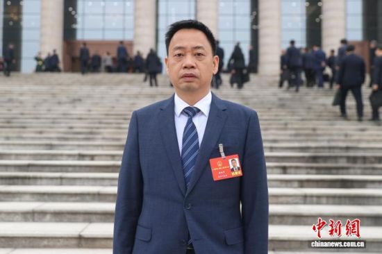 图为1月29日,江西省人大代表、赣州市南康区委副书记、代区长梅旭军。 刘力鑫 摄 图为1月29日,江西省人大代表、赣州市南康区委副书记、代区长梅旭军。 刘力鑫 摄