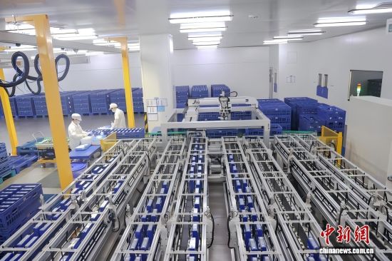 图为江西新余一锂电企业生产车间内,工人们在赶制锂电池。(资料图)刘力鑫 摄 图为江西新余一锂电企业生产车间内,工人们在赶制锂电池。(资料图)刘力鑫 摄