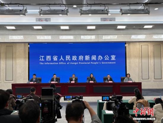 1月30日,江西推动金融支持高质量发展新闻发布会在南昌召开。李韵涵 摄 1月30日,江西推动金融支持高质量发展新闻发布会在南昌召开。李韵涵 摄