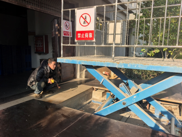 ����ͼΪά�޼�����Ա���ڶԷּ�����ƽ̨�豸���м��ά��