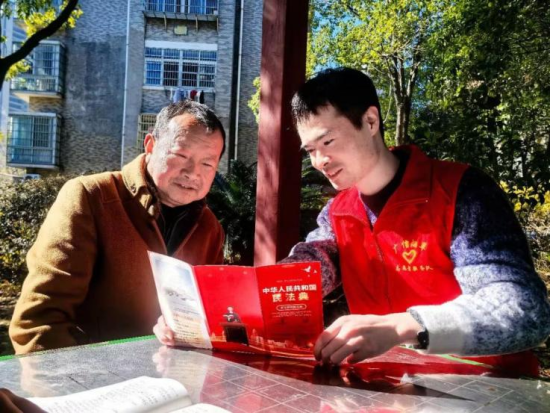 图为广信烟草普法人员王震宇向社区群众李强宣讲《民法典》 图为广信烟草普法人员王震宇向社区群众李强宣讲《民法典》